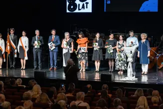 na zdjęciu osoby na scenie