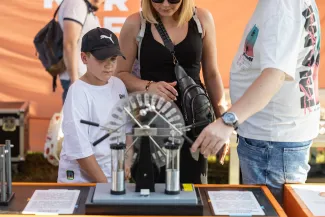 na zdjęciu osoby podczas pikniku