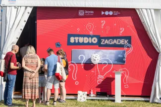 na zdjęciu osoby podczas pikniku