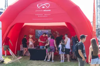na zdjęciu osoby podczas pikniku