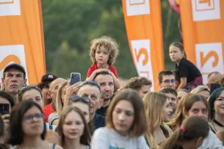 na zdjęciu osoby występujące na scenie