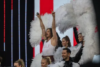 na zdjęciu osoby występujące na scenie