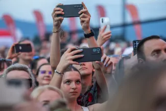 na zdjęciu osoby występujące na scenie