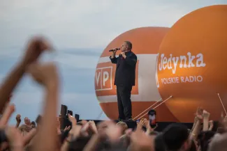 na zdjęciu osoby występujące na scenie