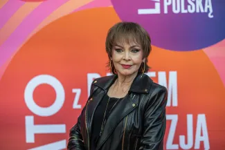 na zdjęciu osoby występujące na scenie