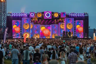 na zdjęciu osoby występujące na scenie