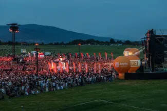 na zdjęciu osoby występujące na scenie