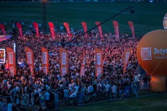 na zdjęciu osoby występujące na scenie