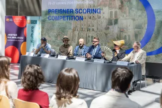 na zdjęciu osoby podczas konferencji