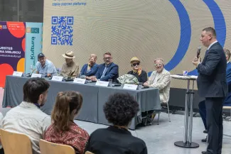 na zdjęciu osoby podczas konferencji