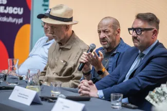na zdjęciu osoby podczas konferencji