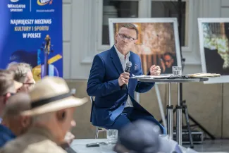 na zdjęciu osoby podczas konferencji