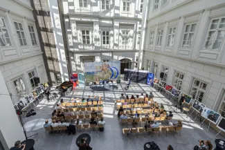 na zdjęciu osoby podczas konferencji
