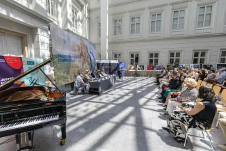 na zdjęciu osoby podczas konferencji