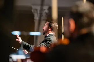 na zdjęciu osoby podczas przesłuchania utworów