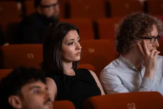 na zdjęciu osoby podczas przesłuchania utworów