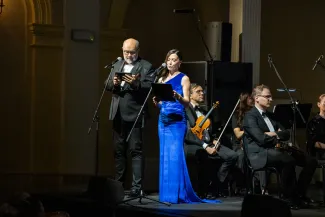 na zdjęciu osoby podczas przesłuchania utworów