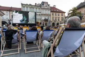na zdjęciu osobo podczas plenerowego kina