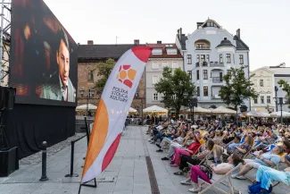 na zdjęciu osobo podczas plenerowego kina