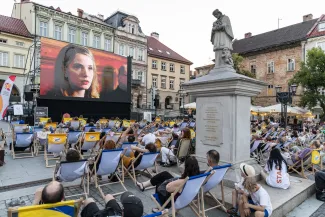 na zdjęciu osobo podczas plenerowego kina