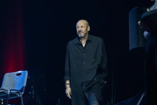 na zdjęciu osoby na scenie