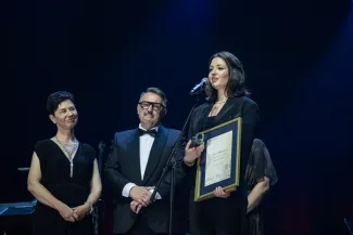 na zdjęciu osoby na scenie