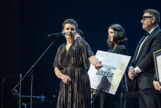 na zdjęciu osoby na scenie