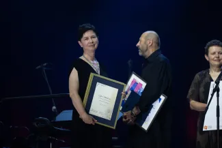 na zdjęciu osoby na scenie