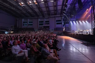 na zdjęciu osoby na scenie