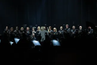 na zdjęciu osoby na scenie