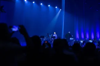 na zdjęciu osoby na scenie