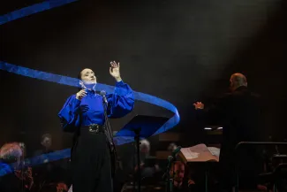 na zdjęciu osoby na scenie