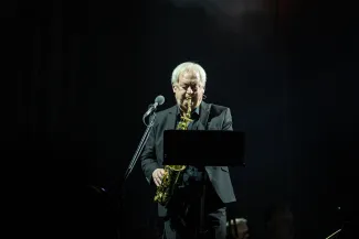 na zdjęciu osoby na scenie