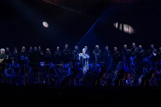 na zdjęciu osoby na scenie