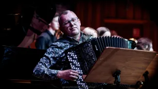 na zdjęciu muzycy na scenie