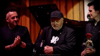 na zdjęciu muzycy na scenie