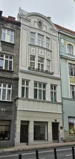 Kamienica przy ul. Wzgórze 22 widok elewacji po remoncie. 