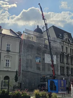 Kamienica przy 11 Listopada 36 montaż hełmu na dachu.