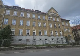 Budynek przy ul. A. Osuchowskiego 2 widok elewacji przed remontem.