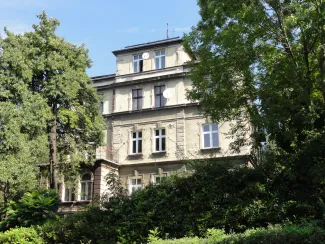 Dom przy ul. Krakowskiej 10 widok na elewacje tylną przed remontem. 