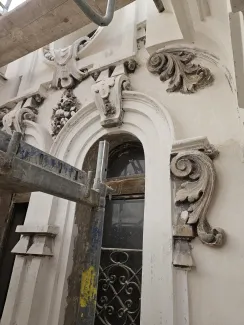 Kamienica przy 3 Maja 23 widok detalu elewacji w trakcie czyszczenia i uzupełniania. 