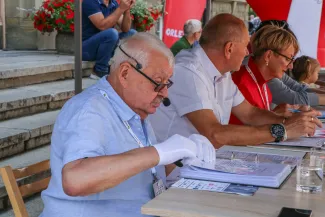 na zdjęciu osoby i samochody podczas konkursu elegancji