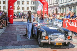 na zdjęciu osoby i samochody podczas konkursu elegancji