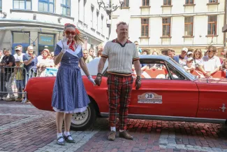 na zdjęciu osoby i samochody podczas konkursu elegancji