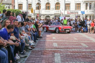 na zdjęciu osoby i samochody podczas konkursu elegancji