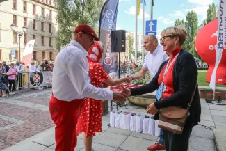 na zdjęciu osoby i samochody podczas konkursu elegancji