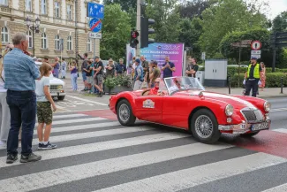na zdjęciu osoby i samochody podczas konkursu elegancji