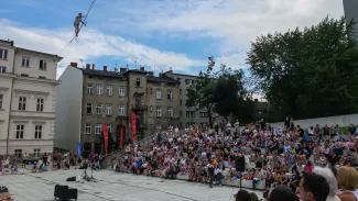 na zdjęciu linoskoczek