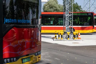na zdjęciu autobusy i zaproszeni goście 