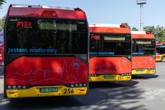 na zdjęciu autobusy i zaproszeni goście 
